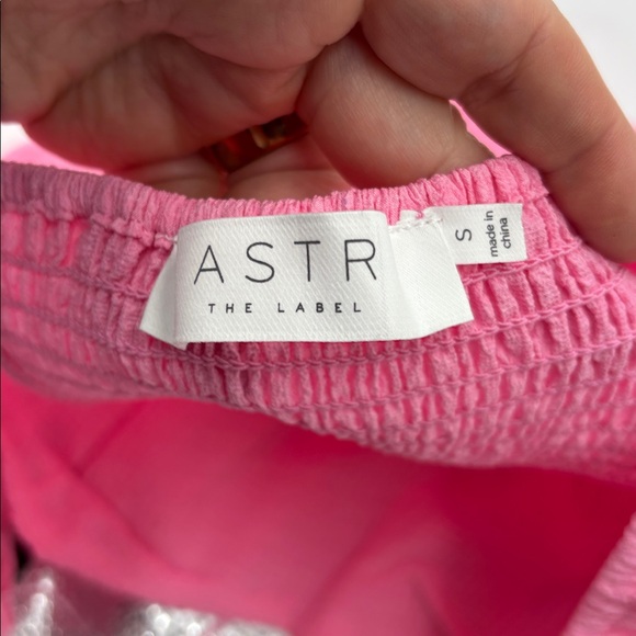 ASTR The Label Long Sleeve Sweetheart Neck Crop Top in Pink - Picture 5 of 7